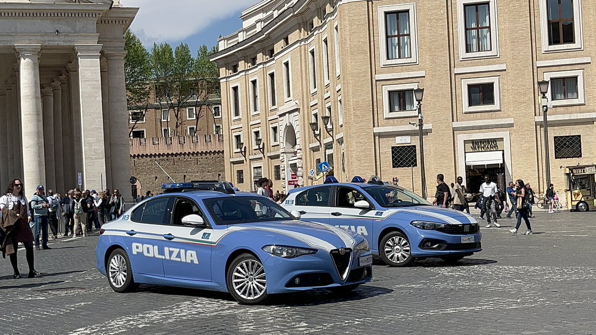 rklove08's tweet photo. きた！！ジュリアのパトカー🚓🇮🇹 https://t.co/ZGDAg6pAXJ