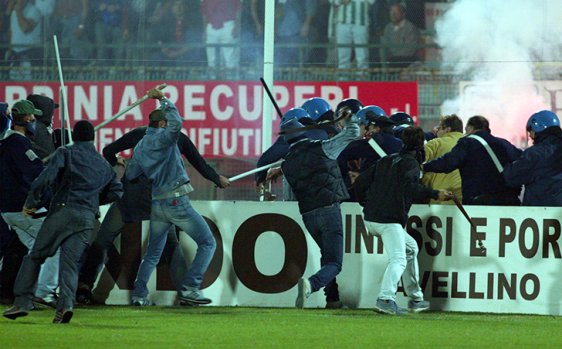 ultras1899_'s tweet photo. Les émeutes du 20 septembre 2003 au #Partenio lors de #Avellino - #Naples sont encore gravées dans toutes les mémoires en Campanie. Avant-hier aurait dû s'ouvrir le procès en appel de huit #ultras du #Napoli condamnés en 2014, à des peines allant de trois à neuf ans de prison... https://t.co/WongIylUYj