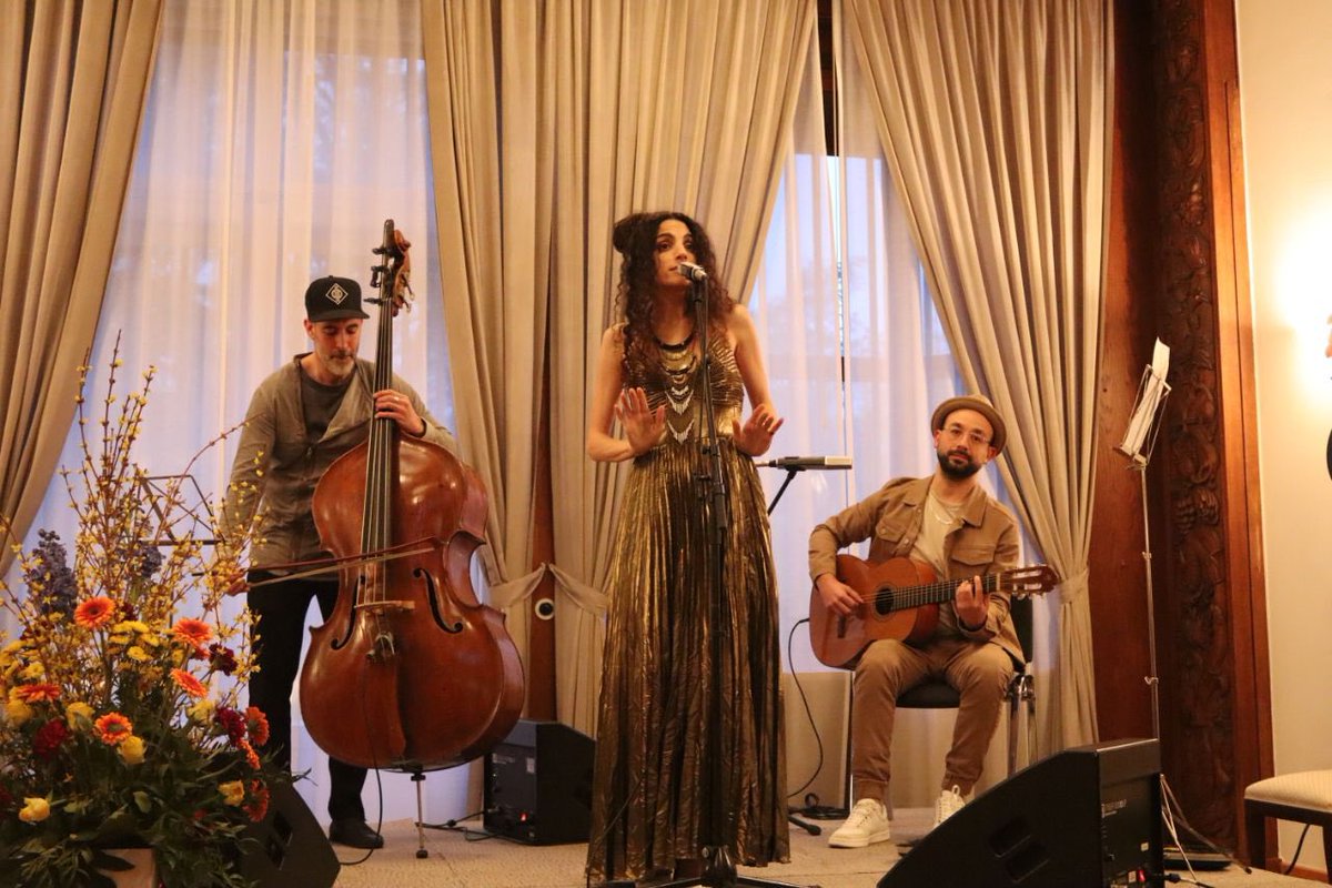 Ich liebe jeden Feiertag, der mit reichlich Essen verbunden ist. Wenn man vorher fasten musste, schmeckt es gleich noch besser. Damit kennen sich Juden und Muslime aus. Deshalb war es in jeder Hinsicht ein Vergnügen, heute muslimische Freunde zum Fastenbrechen #Iftar einzuladen.