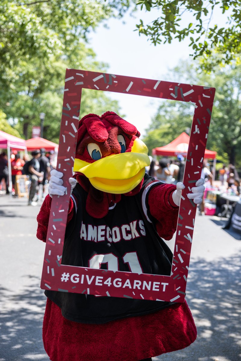 UofSC's tweet photo. We're having a fun time around campus! It's a beautiful day to #Give4Garnet 😎 https://t.co/totMho2b1o https://t.co/6v0I75ff7b