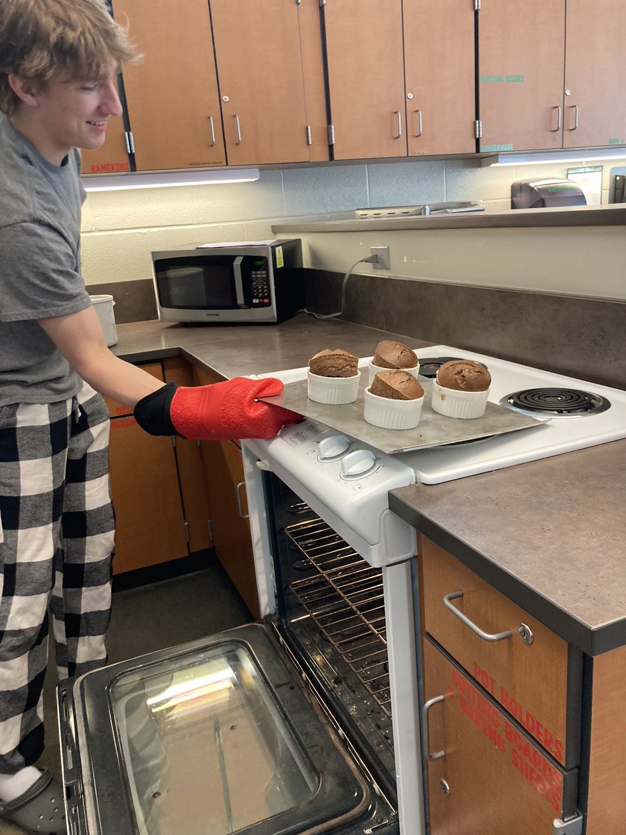 bvswFACS's tweet photo. Today Culinary Arts 2 students mastered the art of meringue! Check out the height on those chocolate soufflés 👨🏻‍🍳 #souffle #culinary #facs https://t.co/OkSJNmuElr