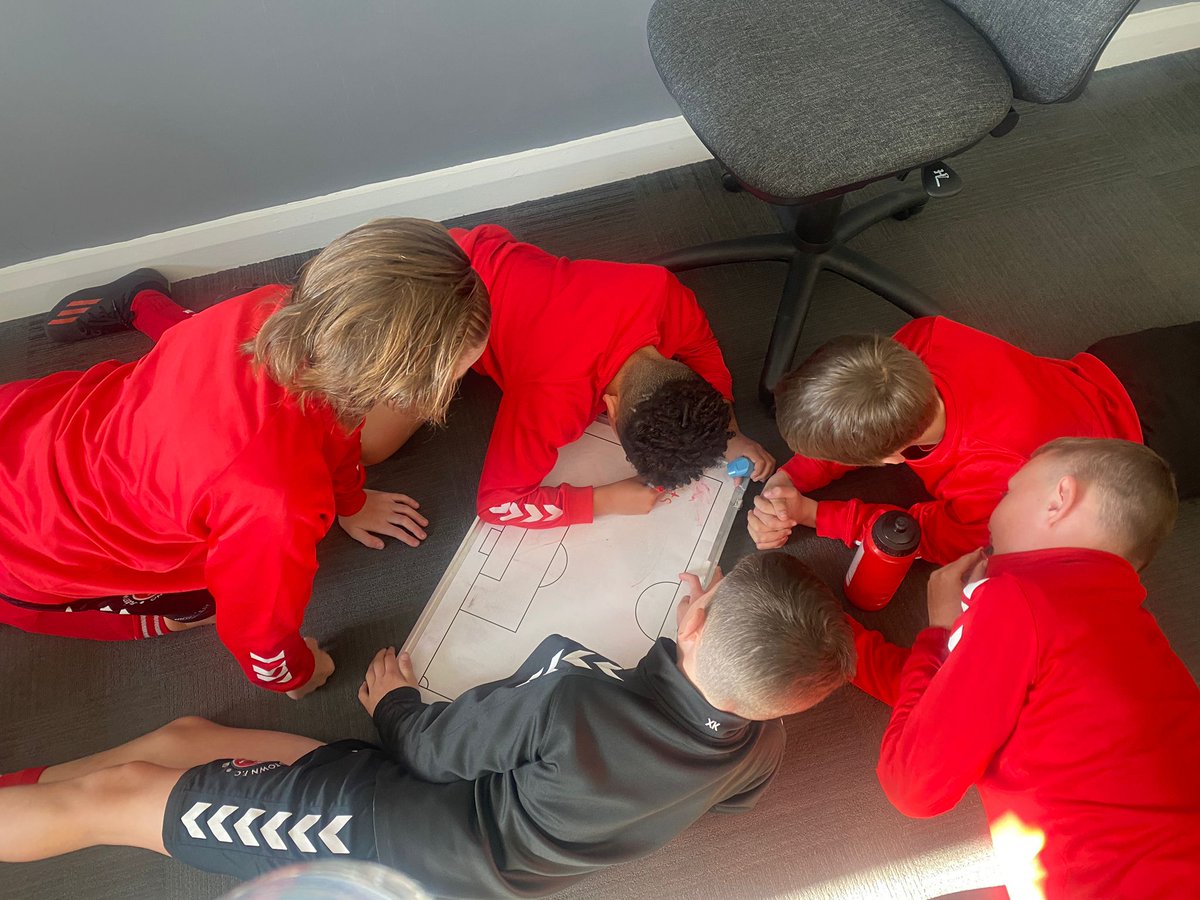 AcademyFTFC's tweet photo. ๐โโ๏ธStress Awareness Month 2023๐โโ๏ธ
Tonight our U11's engaged in a workshop in which they discussed how they can deal with 'Stress' as well as how we can support ourselves and others in challenging moments ๐ง
#MentalHealthAwarenessMonth
#DevelopThePerson
#SATS https://t.co/4DZsE5KiVm