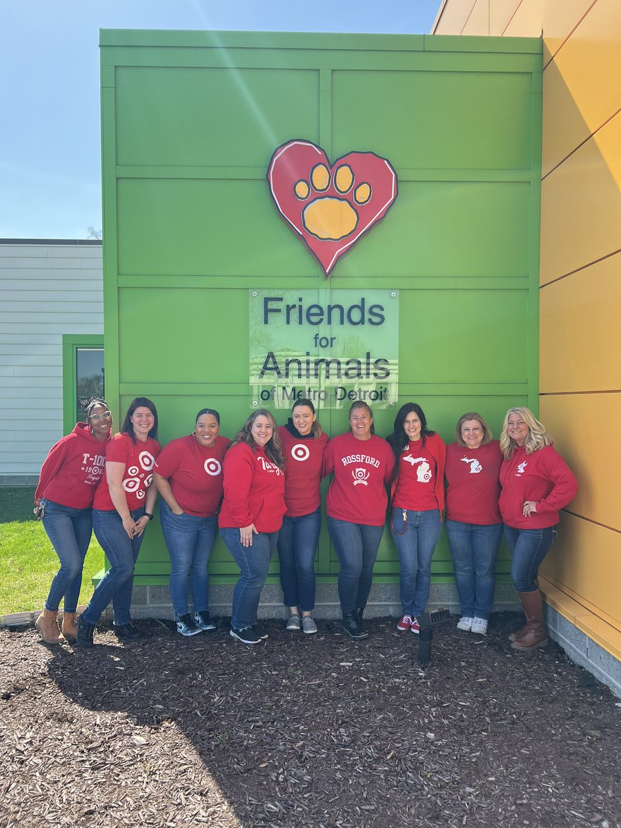 Had a blast at our district HR volunteer event today! Giving back with these gals is one of the best parts of the job. Thanks for organizing this, Ky! ❤️ #D148Cares #G195Cares 🎯