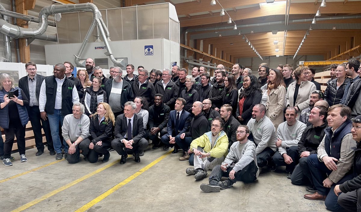 KARLOLIVE's tweet photo. Il y a ce que l’on veut bien montrer et ce qu’on oublie de montrer… 
#MacronAlsace 
Au c��ur de la visite de l’entreprise #mathis qui fournira les structures bois du centre nautique #jeuxolympiques #madeinFrance https://t.co/SltOoNTMHy