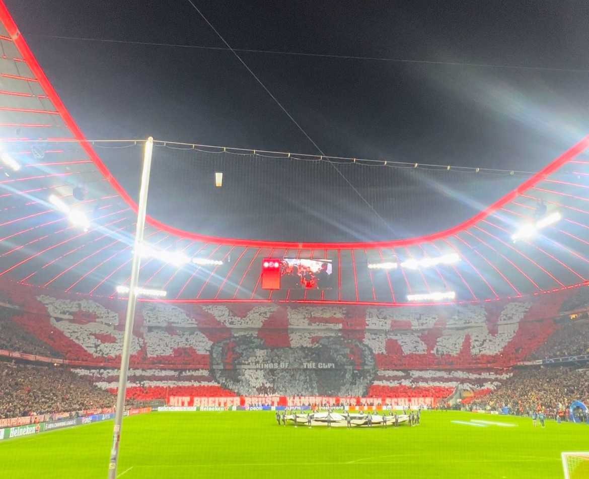 FasziFankurve's tweet photo. "Mit breiter Brust kämpfen bis zum Schluss!"-Choreografie in der #Südkurve beim heutigen #UCL-Heimspiel des #FCBayern #München gegen #ManchesterCity: #FCBMCI https://t.co/YnySRCRByu https://t.co/p5o53rNpt8