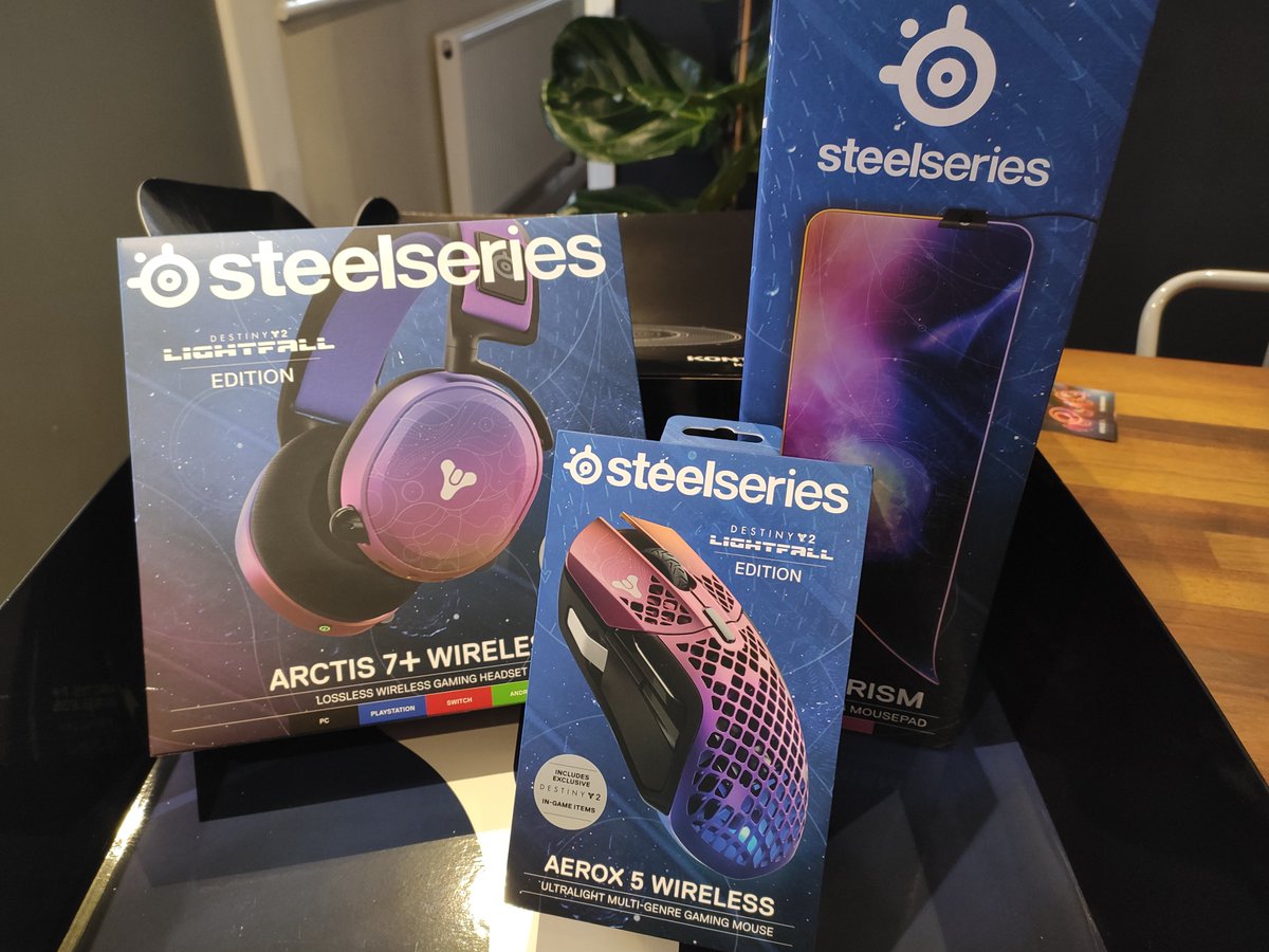 Thanks to <a href="/DestinyGameUK/">Destiny 2 UK</a> We're giving away an awesome <a href="/SteelSeries/">SteelSeries</a> Lightfall Edition kit featuring the New Mouse, Pad and Headset! This is UK only. For a chance to win:

- Follow <a href="/DestinyGameUK/">Destiny 2 UK</a> &amp; <a href="/xHOUNDISHx/">HOUNDISH</a> 
- Retweet this post

Winner will be picked on April 24th. Good Luck!