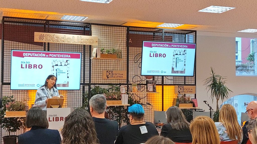 depo_es's tweet photo. 📚 #DíadoLibro

Xosé Lueiro, Pitusa Piñeiro (pseudónimo de Antía Marcote), Alba Piñeiro e Diana Cidrás len fragmentos da súa autoría que podemos atopar en ‘Tes 5 minutos #3’ https://t.co/QrErVrSxde