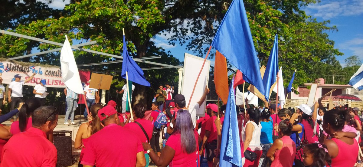 GuerraNapoles's tweet photo. Día de júbilo en el consejo popular de Comecará, acto por el día del proletariado. Demostrando una vez más que estamos juntos a la revolución y a los ideales de #Fidel. @dpestgo @FrenteDme #educacion https://t.co/AmEGgaJMWd