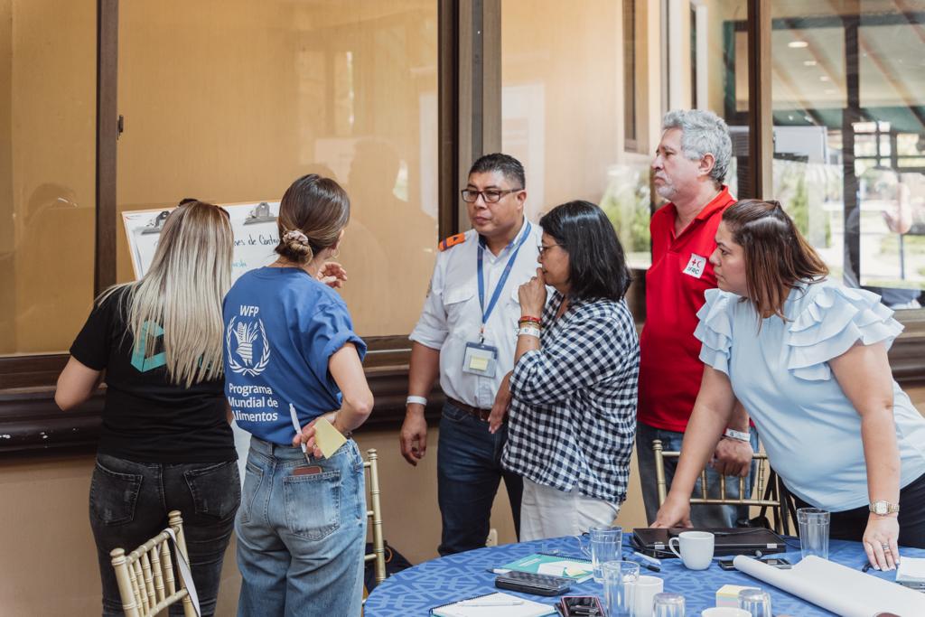 UNOCHA_Americas's tweet photo. Durante una emergencia, la coordinación logística es clave para garantizar que la ayuda llegue a quienes más la necesitan.

Organizaciones humanitarias y del sector público y privado participan en el Taller Binacional de #LogísticaParaEmergencias entre 🇬🇹Guatemala y 🇭🇳Honduras. https://t.co/IoFoGqmNS4