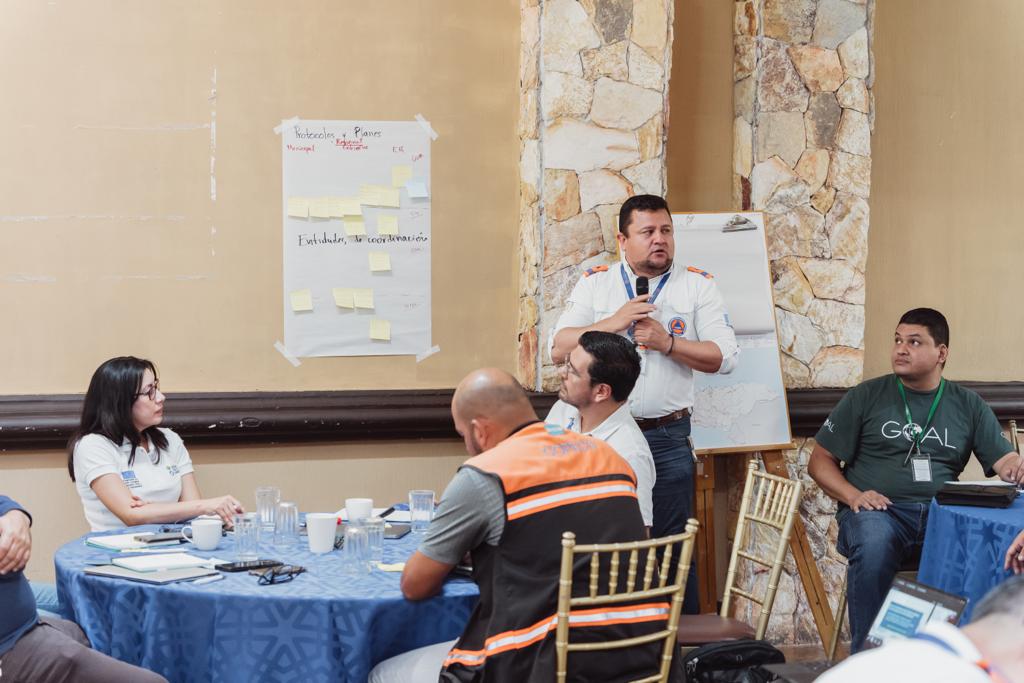 UNOCHA_Americas's tweet photo. Durante una emergencia, la coordinación logística es clave para garantizar que la ayuda llegue a quienes más la necesitan.

Organizaciones humanitarias y del sector público y privado participan en el Taller Binacional de #LogísticaParaEmergencias entre 🇬🇹Guatemala y 🇭🇳Honduras. https://t.co/IoFoGqmNS4