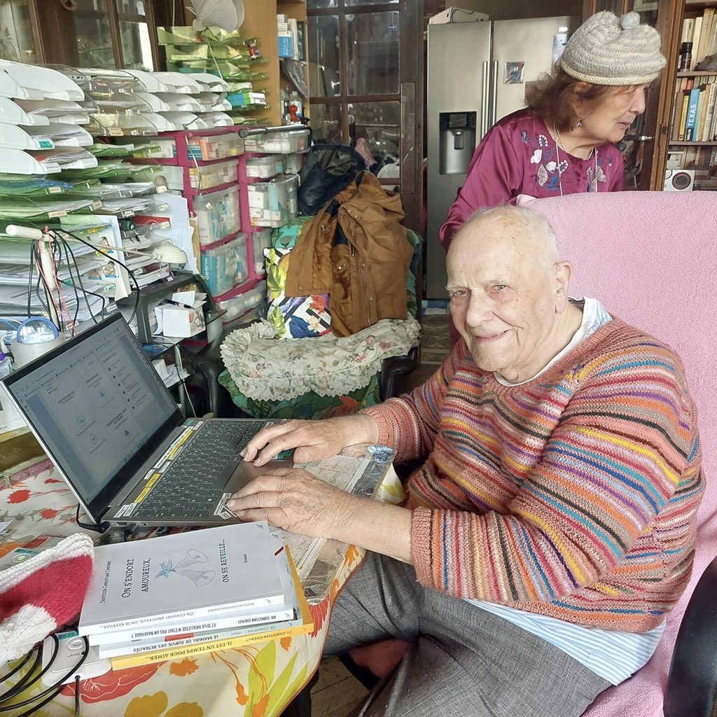 🇫🇷 À 101 ans, le docteur Christian Chenay continue de soigner des patients à son domicile, où il vit avec son épouse Suzanne. Il est ainsi considéré comme le plus vieux médecin de France ! ❤️ (Le Parisien)

📸 Fanny Delporte