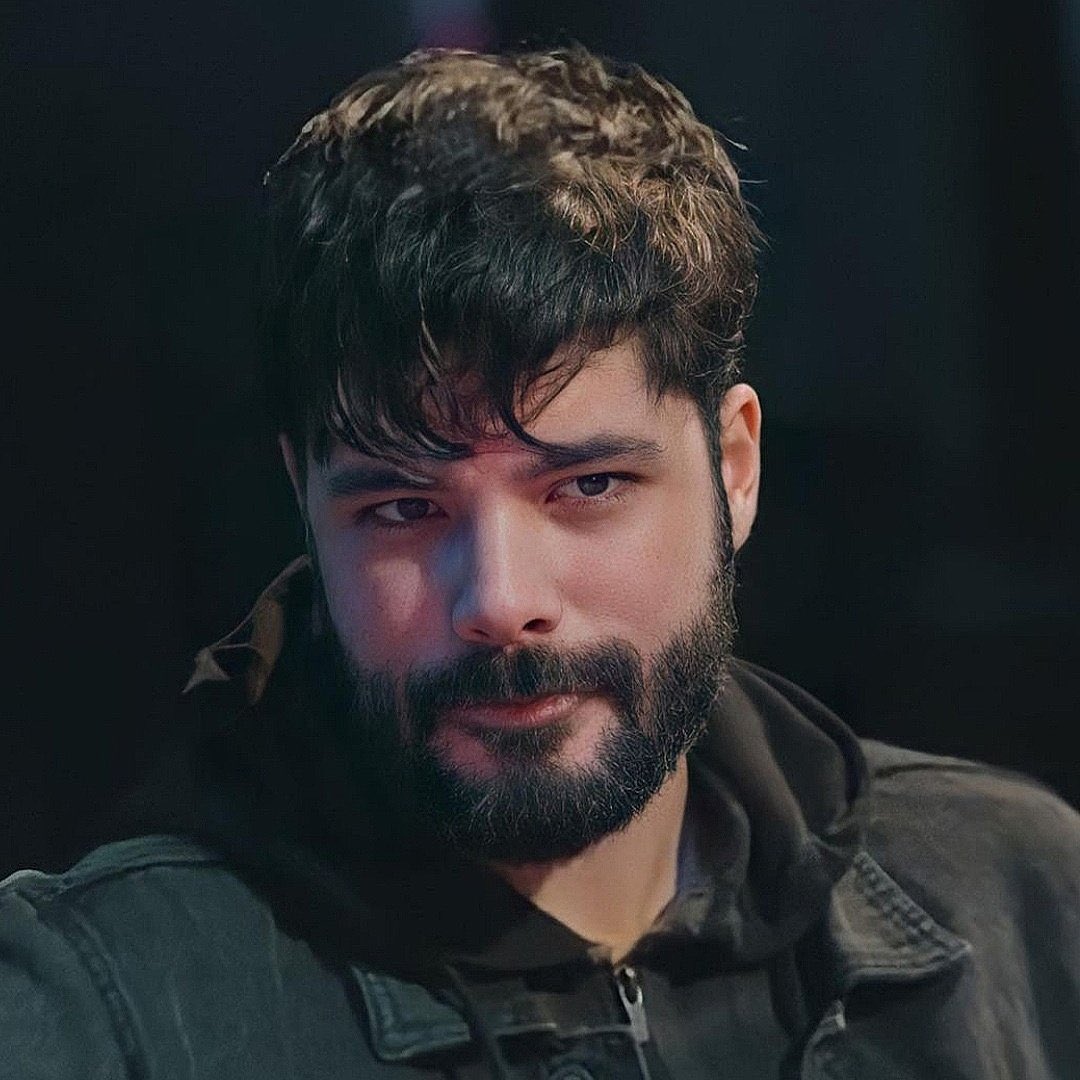 Erdenetkulkanfc's tweet photo. Tam iki sene önce bugün bu saatlerde hayatıma giren ve kısa süre içinde çok sevdiğim ve bağlandığım bir hayali karaktere veda etmek zorunda kaldım. Kulkan’a hayat verdiğin, onu bize sevdirdiğin için çok teşekkürler @gencoozak 🙏🏻❤️
#KulkanErdenet https://t.co/s21IZ2C3Bh