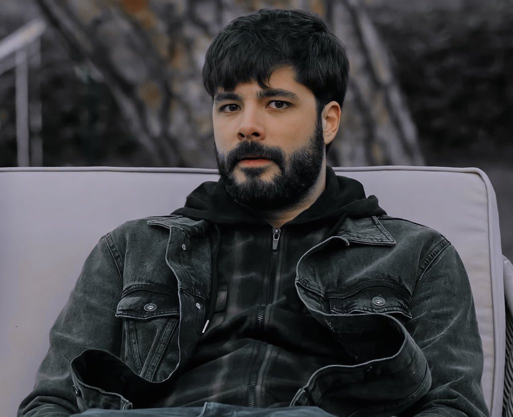 Erdenetkulkanfc's tweet photo. Tam iki sene önce bugün bu saatlerde hayatıma giren ve kısa süre içinde çok sevdiğim ve bağlandığım bir hayali karaktere veda etmek zorunda kaldım. Kulkan’a hayat verdiğin, onu bize sevdirdiğin için çok teşekkürler @gencoozak 🙏🏻❤️
#KulkanErdenet https://t.co/s21IZ2C3Bh