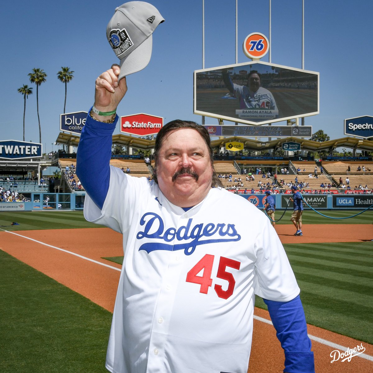 Dodgers's tweet photo. El Rey del Acordeón. 

Welcome to Dodger Stadium, Ramón Ayala! https://t.co/962ughduYR