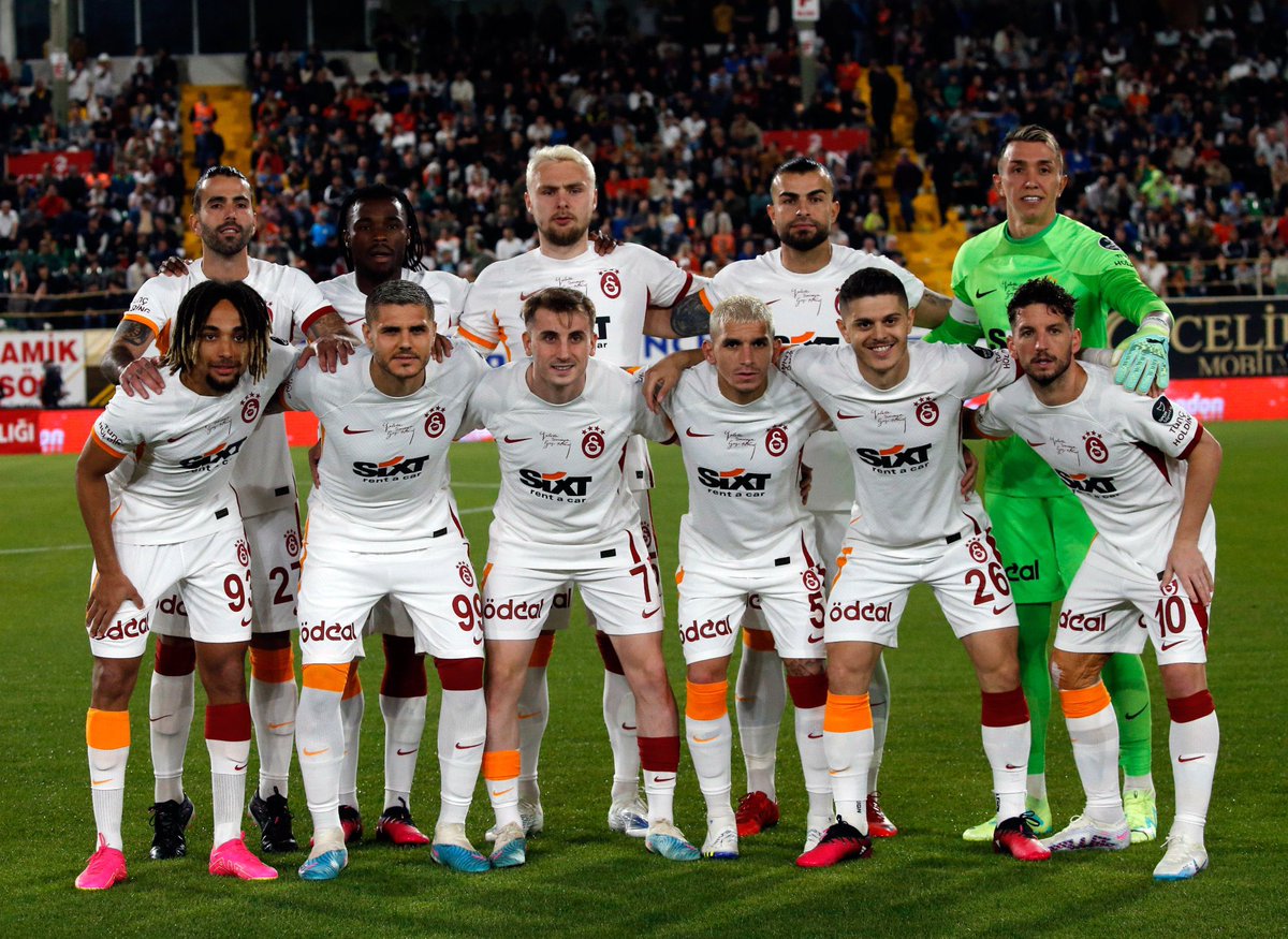 SinyorBoey's tweet photo. Ne yaparsanız yapın bu takım kafanıza vura vura şampiyon olacak. #HarambahçeKollanıyor https://t.co/9gdhsUOK9I