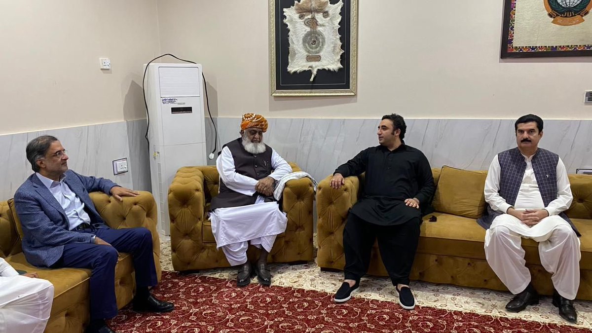 BBhuttoZardari's tweet photo. Alhamdulillah, had an extensive discussion with Maulana Fazal-ur-Rehman today. I am optimistic that party heads meeting after Eid will make positive progress. The issues of one day election across the country &amp; modalities for dialogue with opposition will be finalized by then IA. https://t.co/2EsAhrsfV3
