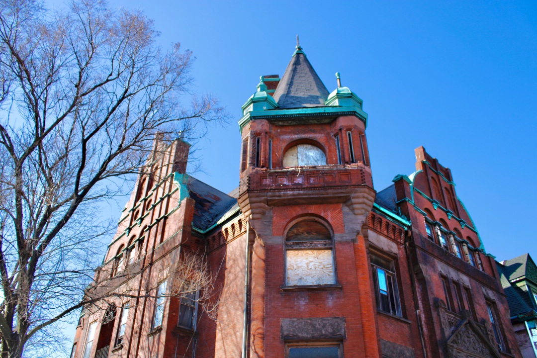 BlockClubCHI's tweet photo. Bronzeville’s Palmer Mansion will become Obsidian Collection, an archive and coworking space for Black creators. https://t.co/F0Z7l9M4zr https://t.co/RB1F9zR7ja