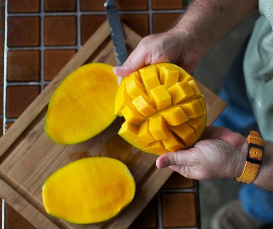 Mango_Board's tweet photo. Our favorite way to cut a mango is the slice, dice, and scoop method, also known as hedgehog. What's yours? See 4 ways to cut a mango here: https://t.co/XaatuOmLj0
#mango #mangos #alwaysmangoszn #mmmango https://t.co/tzjiS1BL3S