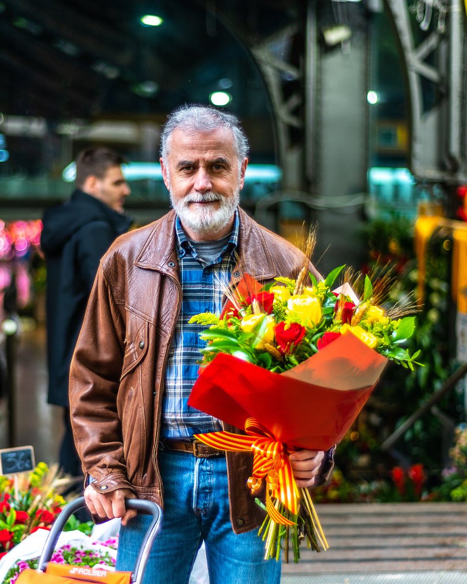 🌹 Vine a celebrar Sant Jordi als #MercatsDeBarcelona!

👉 Aquesta setmana, els #mercats s'omplen de roses, llibres i activitats culturals ⬇️

📚 Taules de diàleg, bibliomercat, sorteigs, tallers infantils i molt més.

🔗 ow.ly/1mmy50NMGQe