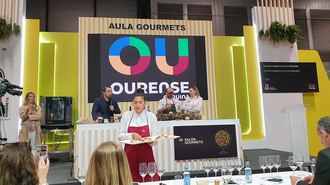 cunasdavia's tweet photo. Bajo el lema Ourense Genuina @TurismoInorde participa en el salón gourmets de Madrid, con una selección de productores que ayer pudieron explicar su modo de trabajar en un showcooking conjunto. 
¡Gran trabajo en equipo!
@PaadinWines @CRDO_Ribeiro @InordeOurense 
#inorde #ourense https://t.co/LztpfkOYHH