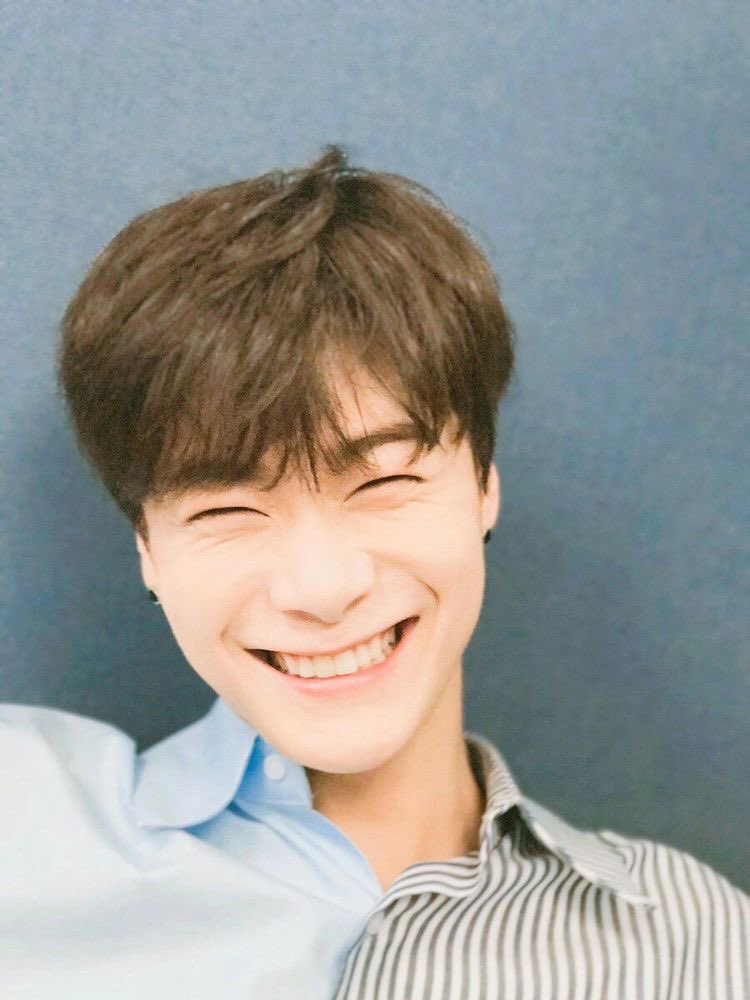 MonoBtsVav's tweet photo. O que esse sorriso escondia? O que esses olhinhos não nos mostravam?? Meu pequeno filhotinho, doce e meigo. O aperto que sinto só de pensar o que pode ter acontecido, até ontem via seu brilho e sua alegria em um vídeo, e hoje me deparo com sua partida. Te amo 
#Moonbim https://t.co/3GOnDDee5v