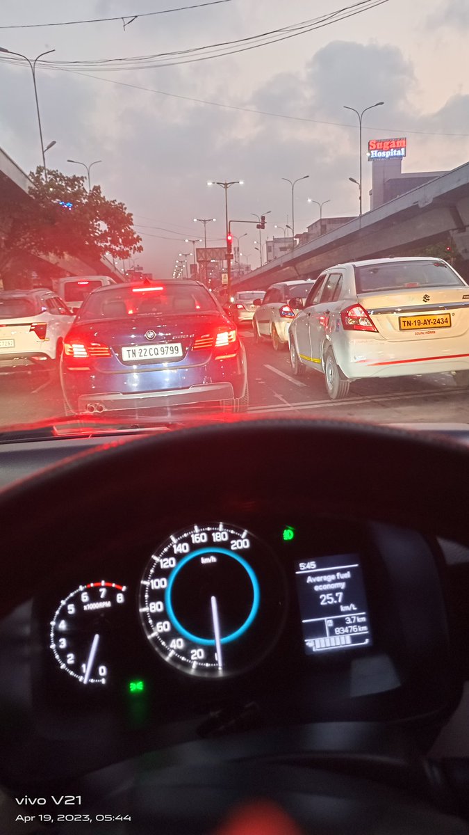 bhalamuraali's tweet photo. Location: Pallavaram Ponds Signal
Many cars standing beyond the stop line . 2 vehicle numbers captured in camera. TN 22 CQ 9799 , TN 11 BC 7292 &amp; TN 19 AY 2434 FYKR &amp; Action @ChennaiTraffic @COPTBM https://t.co/m5a2OE14Hq