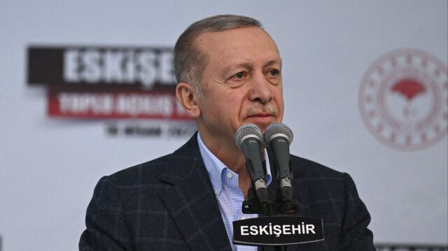 beyaz_beyaz0's tweet photo. Elektrikli ulaşımın geleceği için Türkiye'nin ilk yerli lokomotifi E5000, 2023'te raylarda! Bu yenilikçi proje, ülkemizin teknolojik altyapısına önemli bir katkı sağlayacak. #E5000 #yerli #teknoloji #carsamba #gece https://t.co/Adi0Bk5QqQ
