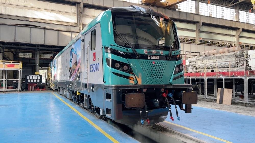 beyaz_beyaz0's tweet photo. Elektrikli ulaşımın geleceği için Türkiye'nin ilk yerli lokomotifi E5000, 2023'te raylarda! Bu yenilikçi proje, ülkemizin teknolojik altyapısına önemli bir katkı sağlayacak. #E5000 #yerli #teknoloji #carsamba #gece https://t.co/Adi0Bk5QqQ