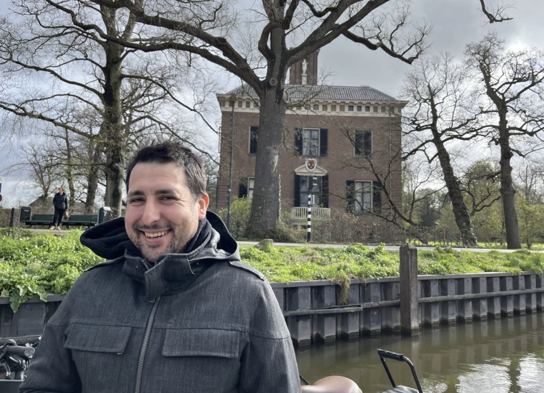 In de reeks #ResidentiesinUtrecht neemt de kunstenaar #NahuelCano de #Vecht als uitgangspunt voor zijn onderzoek. Rijk verleden, verbolgen verhalen! Je kunt Nahuel de komende maanden dus overal tegenkomen. Volg je zijn zoektocht liever op de voet? Check bit.ly/3GVfrVm.