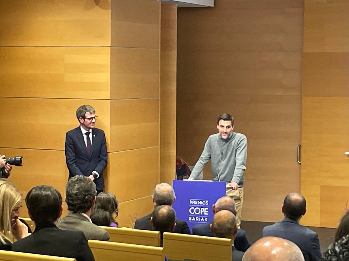vitoriagasteiz's tweet photo. ✅ Esta tarde se han entregado los premios de @CopeVitoria en #VitoriaGasteiz 

🙌🏻 Zorionak Cope Sarietan errekonozimendua izan duten guztiei!! 
@lmasmed @Victofer1922 @JeikiFundacion 
#Azala 
#MantecadosFelipeII 
#MaiteOrtizDeMendibil https://t.co/OuPgQYVn0V