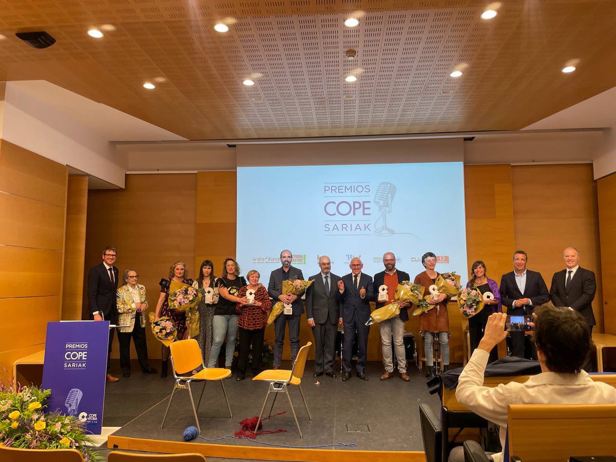 vitoriagasteiz's tweet photo. ✅ Esta tarde se han entregado los premios de @CopeVitoria en #VitoriaGasteiz 

🙌🏻 Zorionak Cope Sarietan errekonozimendua izan duten guztiei!! 
@lmasmed @Victofer1922 @JeikiFundacion 
#Azala 
#MantecadosFelipeII 
#MaiteOrtizDeMendibil https://t.co/OuPgQYVn0V