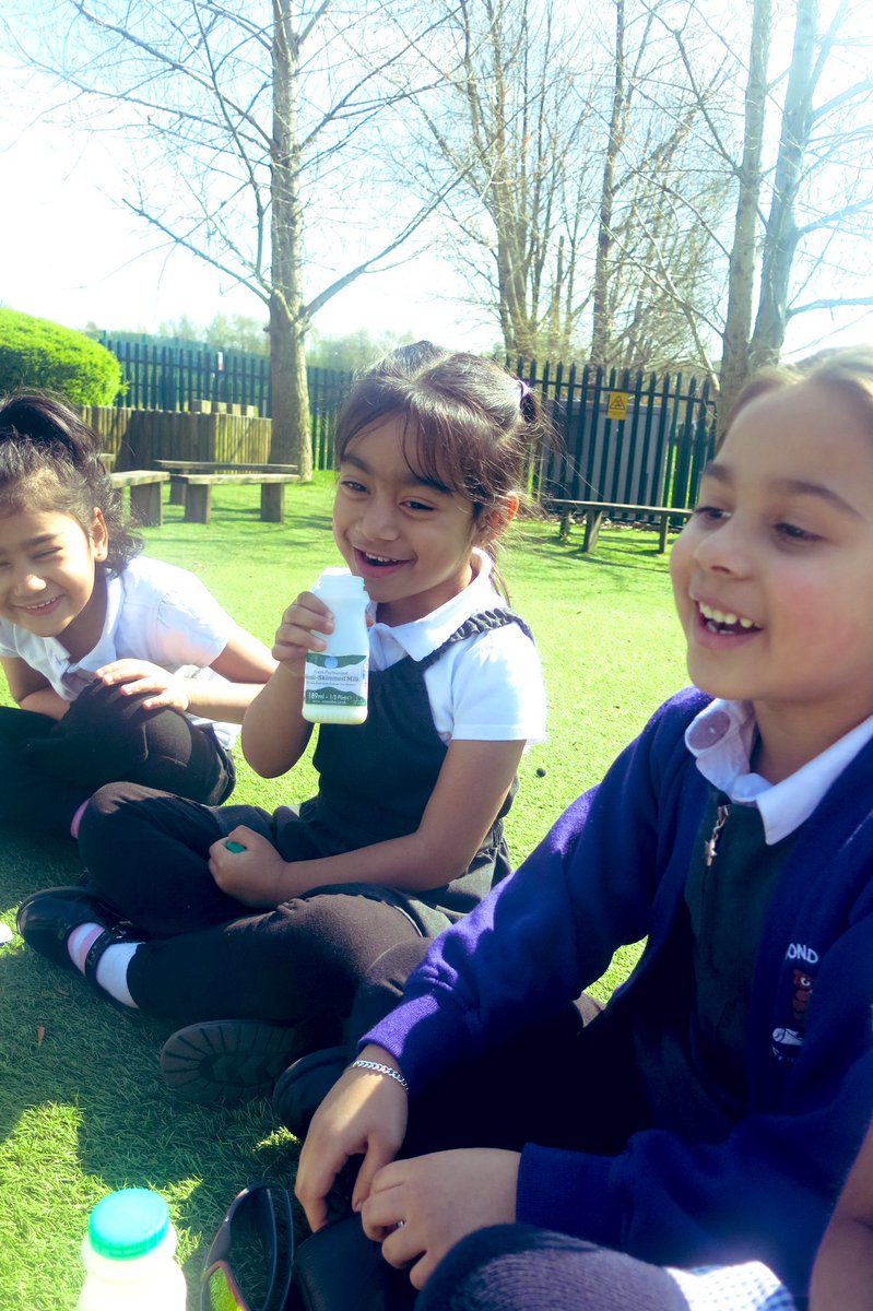 misssmythe_HT's tweet photo. The children have loved outdoor snack time in the sunshine. This has led to lots of picnic conversations- a pending summer picnic will of course be on its way ๐ โ๏ธ
#EYFS #EarlyYears #EY #WeLoveSpring https://t.co/8iWiZhaZhJ