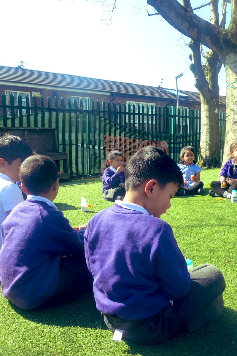 misssmythe_HT's tweet photo. The children have loved outdoor snack time in the sunshine. This has led to lots of picnic conversations- a pending summer picnic will of course be on its way ๐ โ๏ธ
#EYFS #EarlyYears #EY #WeLoveSpring https://t.co/8iWiZhaZhJ