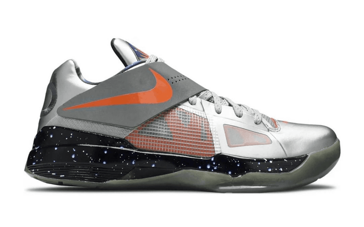 TheSiteSupply's tweet photo. The Nike KD 4 "Galaxy" is rumored to return in 2024 🪐💫 https://t.co/IX0wlN0uPt 

✍️ @nicekicks https://t.co/H7vPF550xn