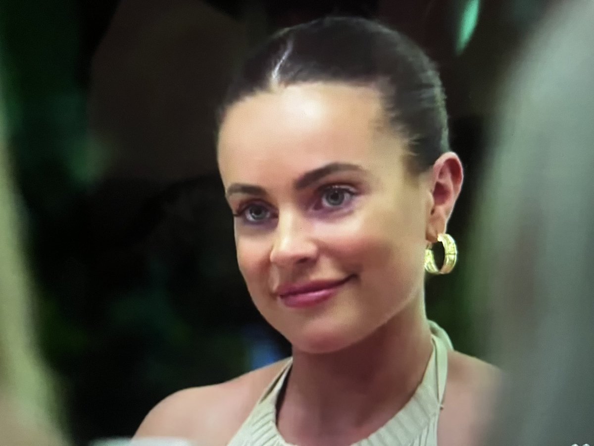 MAFShysteria's tweet photo. Not saying hello to Claire is petty … and more evidence to me that Bronte is just here for drama &amp; attention.👎 #MAFSAU🤵🏾 https://t.co/b3W5YVZs4f