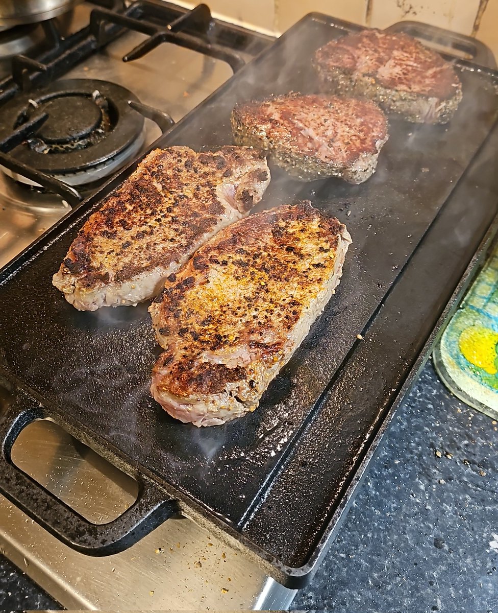 Seán Sheehan on Twitter "Got a flat top and made some steaks. Came out nice! *awaits twitter