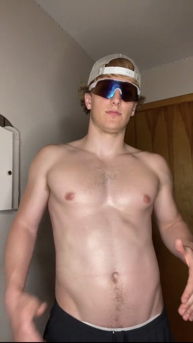 I&rsquo;m pregnant 🤰 https://t.co/6x54ewD1Y3