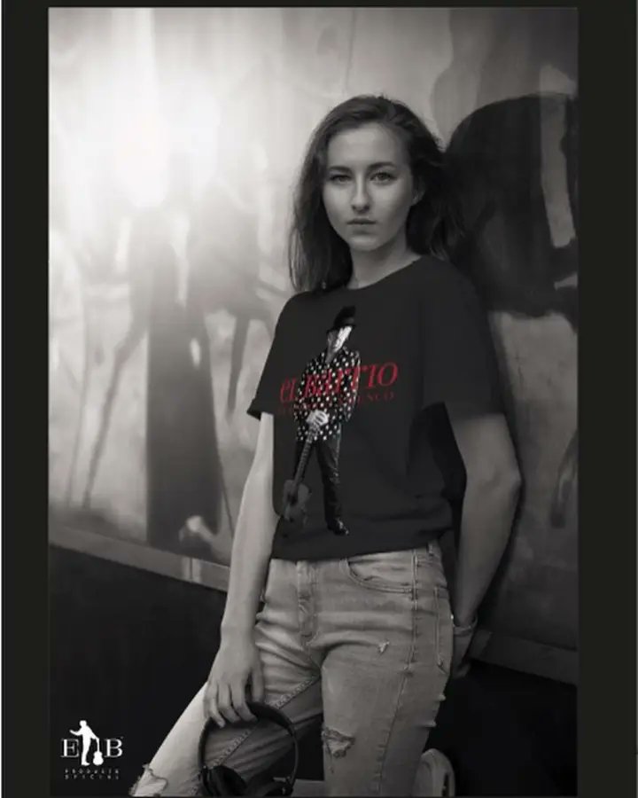 Yo sueno flamenco
Yo sueño distinto
Yo lo llevo dentro
Porque así he nacío
Yo sueno flamenco
Yo sueno distinto
Yo lo llevo dentro
Porque lo he vivío.
#YoSueñoFlamenco
#ElBarrio
<a href="/TiendaOficialE1/">TiendadeElBarrio</a> <a href="/Soy_Barriero/">E ᒪ ᗷ ᗩ ᖇ ᖇ I E ᖇ O</a> 🤟🏻🎩🎩🎩🎩🎩