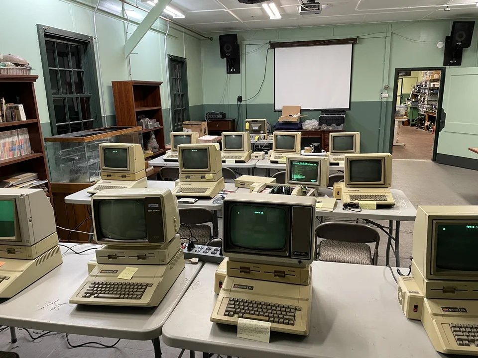 MrReiners's tweet photo. @teachergoals I am *this* old... 😮‍💨 https://t.co/qnKQFfaBVn