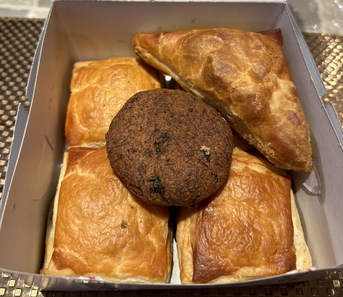TheFoodAdmirer's tweet photo. A visit to Central Delhi or CP is never ever complete without hopping into #Wengers ~ Yummy Chicken Patties, amazing Mutton Chop, and that’s ok ok Mutton Patty at the last 😍😍 #Foodie @HiHyderabad @UlaneVuorio @Mizzling_Gaze @MsAnjaliB @namratawrites https://t.co/a7PXpKPLmP