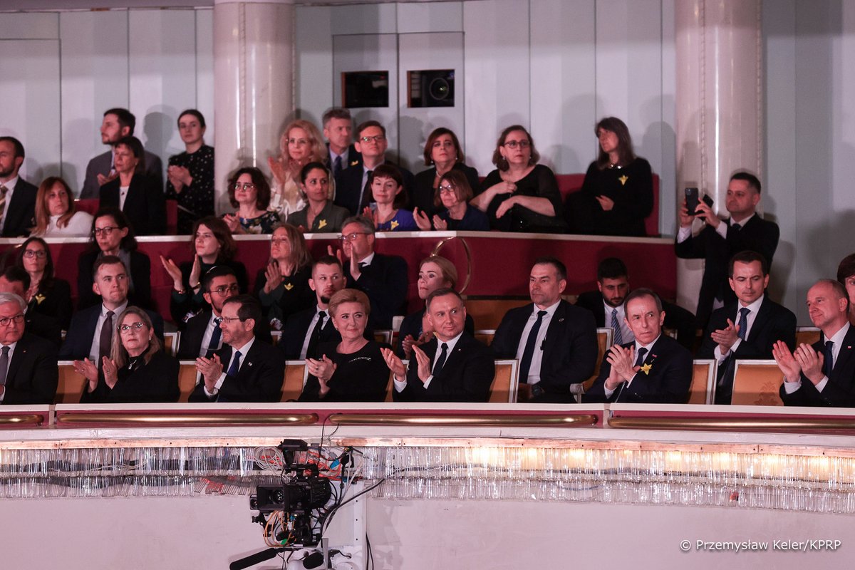 prezydentplarch's tweet photo. W @Opera_Narodowa Prezydenci 🇵🇱, 🇮🇱 i 🇩🇪 z Małżonkami wysłuchali uroczystego koncertu Polsko-Izraelskiej Orkiestry Symfonicznej wieńczącego obchody 80. rocznicy wybuchu Powstania w Getcie Warszawskim. https://t.co/aHoCJe1824