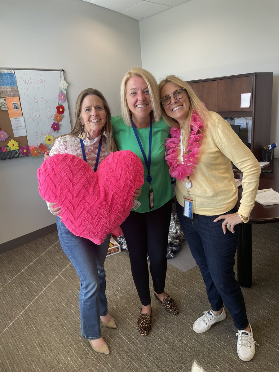 JenniferARegala's tweet photo. Canβt resist a quick #AUAFitCheck with two @AmerUrological legends ππ₯πππ«Άπ»π @kzwarick @SimplyPBanks https://t.co/5hwc4Ee4dN