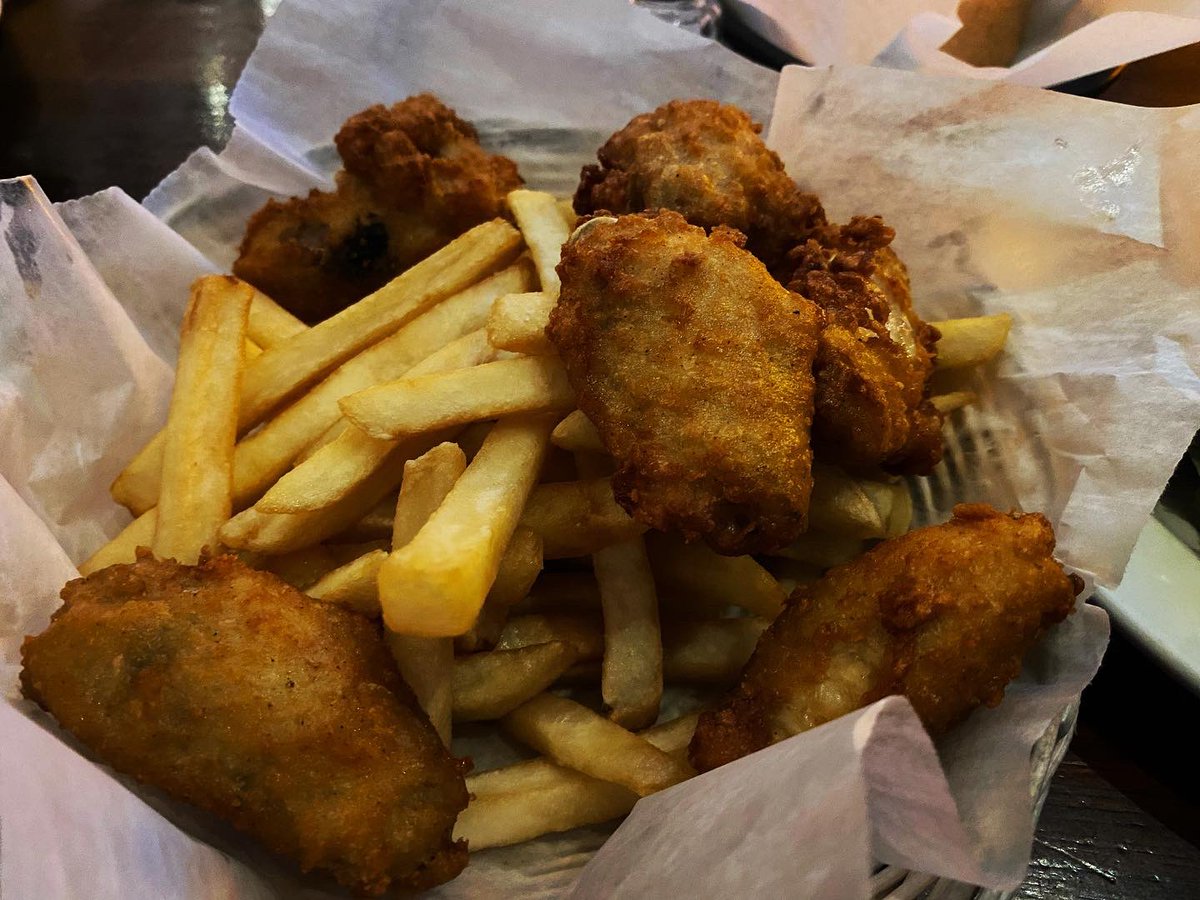 SmearedApron's tweet photo. Muffin tops! Letโs get into some comfort snacking w these Wings & chips + Calamari ๐!
#friedstuff #smearedapron #dontcrowdme #fooding #eating #foodie #meals #food #eatme #yum #mmm #delish #issasnack #snacking #plateme #sogood #londoneats #foodblogger #foodporn #allthingsfood https://t.co/LhCgIxEeeP