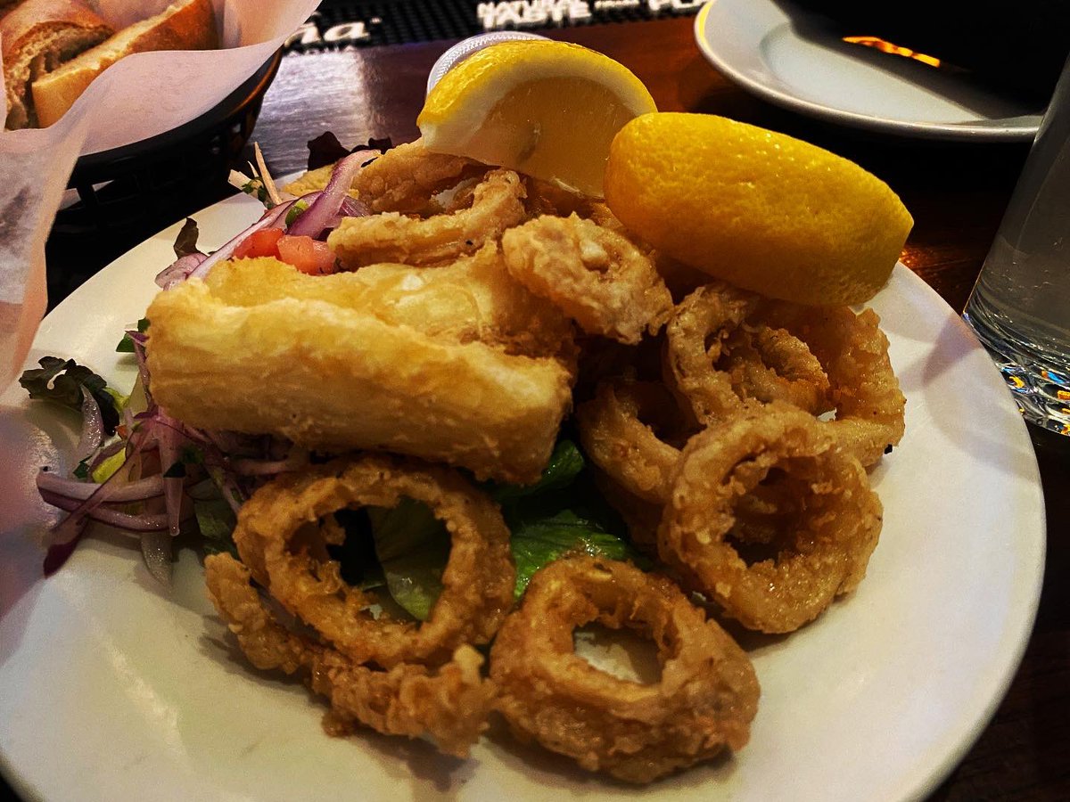SmearedApron's tweet photo. Muffin tops! Letโs get into some comfort snacking w these Wings & chips + Calamari ๐!
#friedstuff #smearedapron #dontcrowdme #fooding #eating #foodie #meals #food #eatme #yum #mmm #delish #issasnack #snacking #plateme #sogood #londoneats #foodblogger #foodporn #allthingsfood https://t.co/LhCgIxEeeP