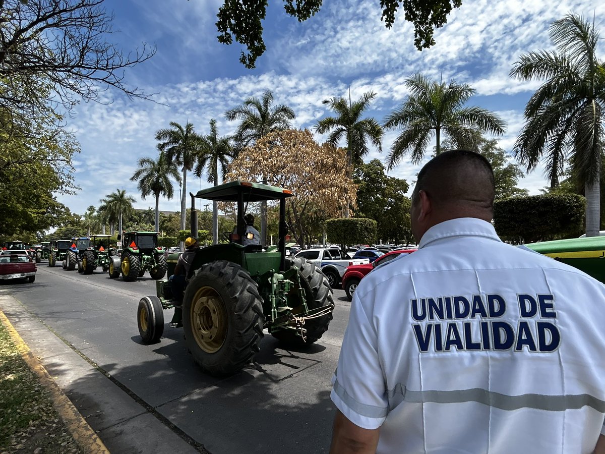 comentarios_sin's tweet photo. Llegó el contingente de la zona centro y sur de #Sinaloa a Palacio de Gobierno, se estima otra llegada de cientos de tractores y camionetas provenientes del norte del estado. 
Es la #MegaAgroMarcha de los agricultores sinaloenses ⚠️Tomen sus precauciones⚠️ https://t.co/O9ommYIUwJ