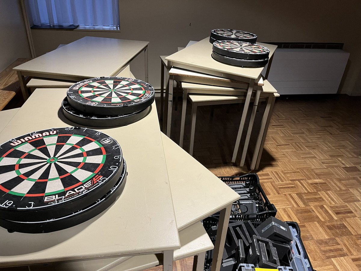 De banen liggen alvast klaar in Dorpshuis Het Trefpunt om opgebouwd te worden. Met dank aan Volendam Darts en Boermans 👌🏻

📆 zondag 23 april

📍 Dorpshuis Het Trefpunt

🕐 Inschrijven vanaf 12.00 uur - Start 13.00 uur

👉  Leeftijd: vanaf 16 jaar

🎯 Single 501 

🎯 8 borden