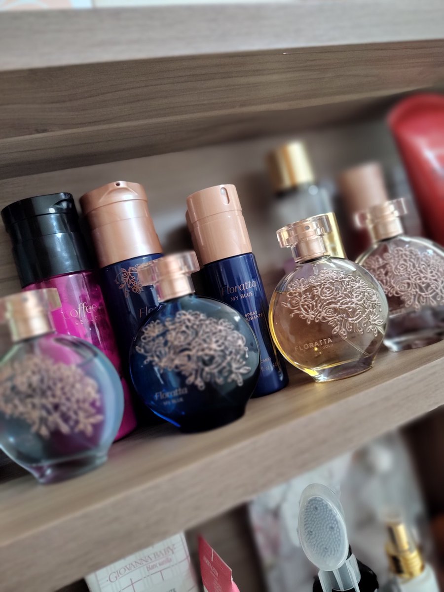 TerezaRaquelda2's tweet photo. Coisa mais maravilhosa é o esposo que sabe o seu perfume predileto e te enche de presente 🎁
#Floratta 
#Boticario
#FlorattaLove 
Né #Mozao @cazuffo 
Ooooo nega #enjoada #mimada ❤️❤️❤️❤️ https://t.co/DWuHUCqGln