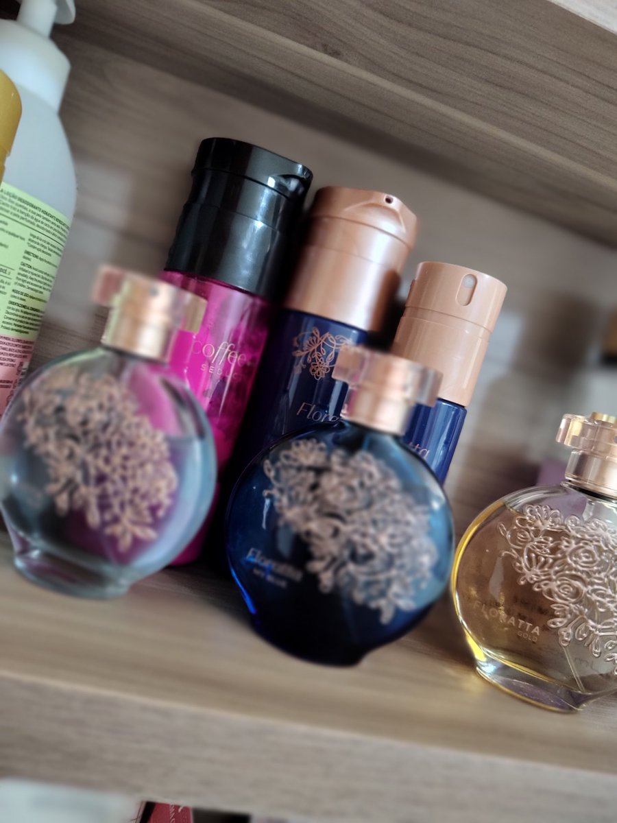 TerezaRaquelda2's tweet photo. Coisa mais maravilhosa é o esposo que sabe o seu perfume predileto e te enche de presente 🎁
#Floratta 
#Boticario
#FlorattaLove 
Né #Mozao @cazuffo 
Ooooo nega #enjoada #mimada ❤️❤️❤️❤️ https://t.co/DWuHUCqGln