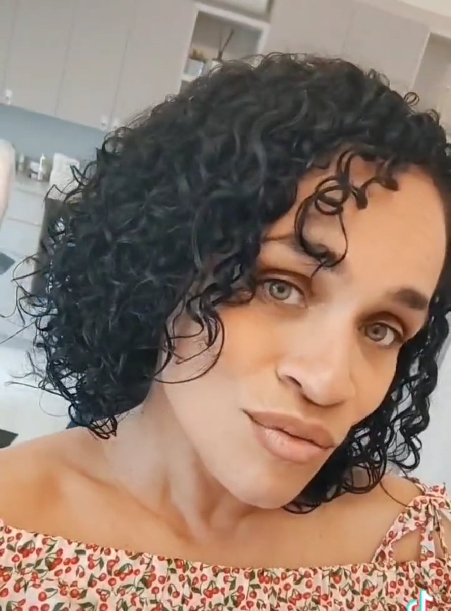 TerezaRaquelda2's tweet photo. Coisa mais maravilhosa é o esposo que sabe o seu perfume predileto e te enche de presente 🎁
#Floratta 
#Boticario
#FlorattaLove 
Né #Mozao @cazuffo 
Ooooo nega #enjoada #mimada ❤️❤️❤️❤️ https://t.co/DWuHUCqGln