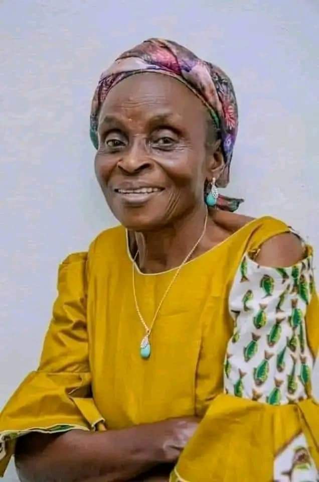2LaRepublique's tweet photo. 🚨 URGENT

Maman Marie alias Union Saleté tourne le dos à Martin Fayulu et adhère au Nouvel an d'Adolphe Muzito.

Elle traite Fayulu d'un Mythomane qui ne réalise jamais ses promesses et doute de ses origines du Grand Bandundu. https://t.co/wWrLRzLWec